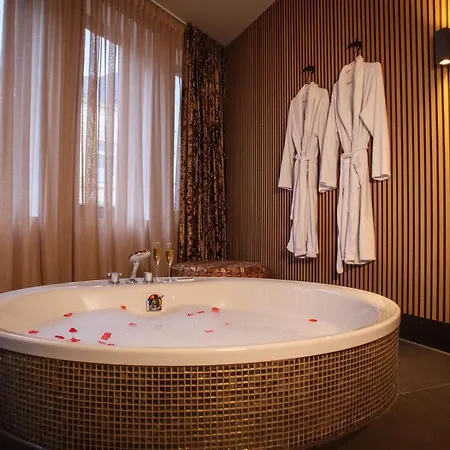 Manzo's Hotel 4*