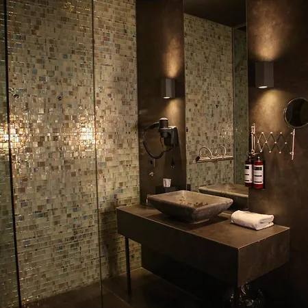 Manzo's Hotel